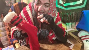 La befana riempie le calze dei bimbi